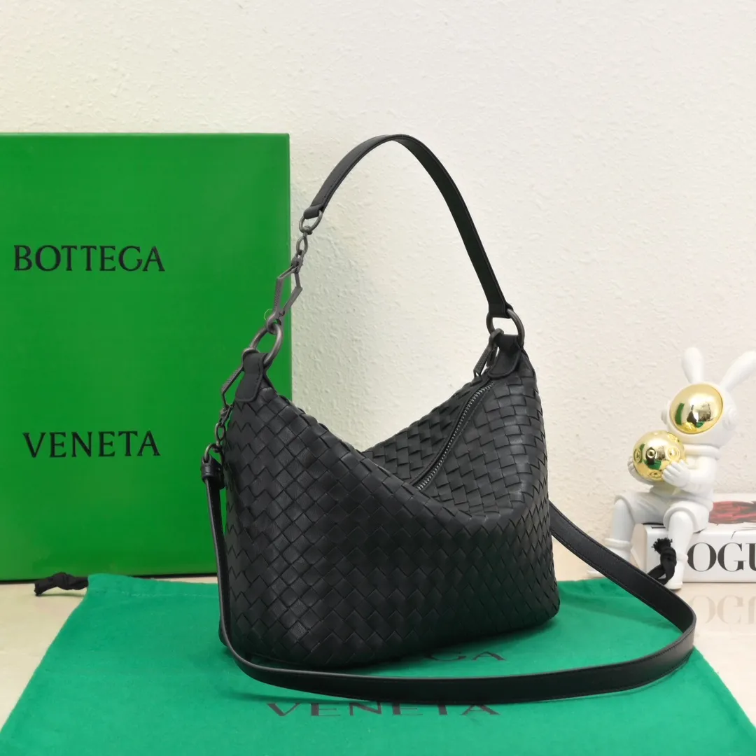 Batch 1260 BV classic women's hand-held shoulder crossbody bag, made of imported sheepskin purely hand-woven, lined with pigskin, equipped with original matte hardware, with long shoulder straps that can be adjusted in length, impeccable workmanship, top-notch craftsmanship, focusing on high-end quality, the first choice for product identification, real-life pictures 👉🏻The color is great👍 Size: 28*18*14 Model: 9843